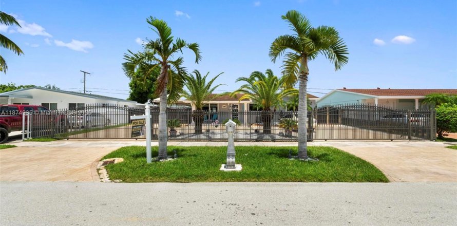 House in Miami, Florida 3 bedrooms, 121.52 sq.m. № 1896058