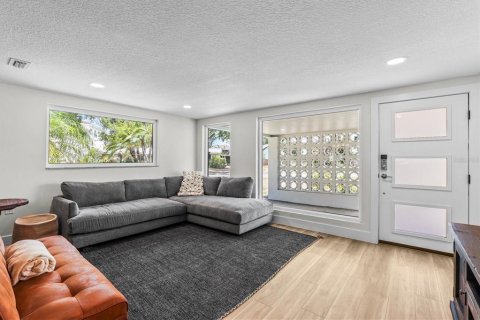 House in Tampa, Florida 4 bedrooms, 224.17 sq.m. № 2233936 - photo 4