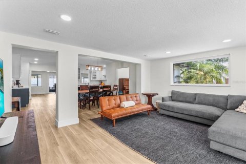 House in Tampa, Florida 4 bedrooms, 224.17 sq.m. № 2233936 - photo 5
