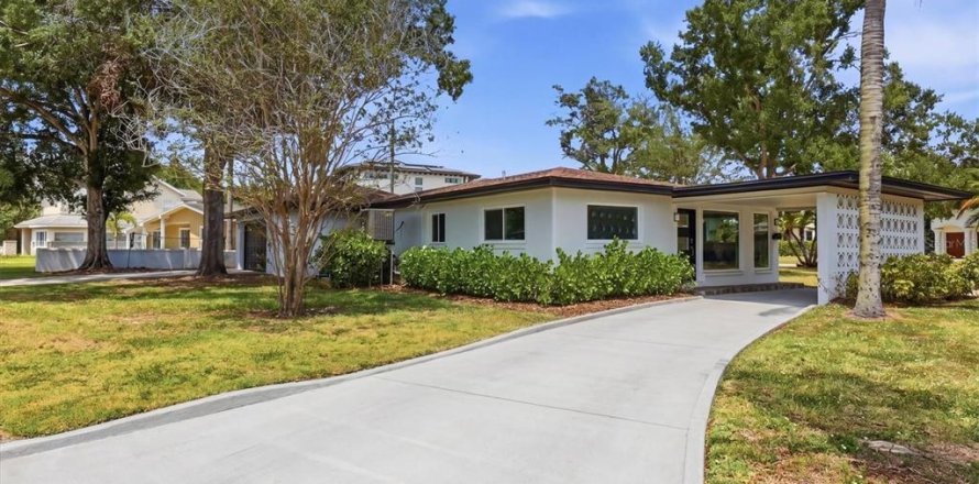 House in Tampa, Florida 4 bedrooms, 224.17 sq.m. № 2233936