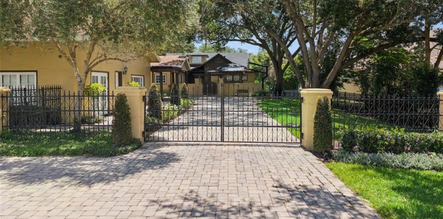 House in Windermere, Florida 6 bedrooms, 451.32 sq.m. № 2217081