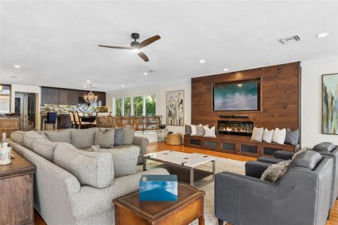 House in Windermere, Florida 6 bedrooms, 451.32 sq.m. № 2217081 - photo 9