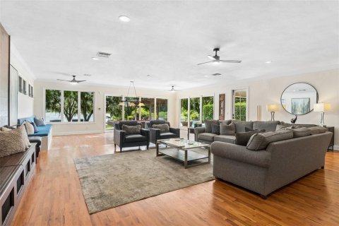 House in Windermere, Florida 6 bedrooms, 451.32 sq.m. № 2217081 - photo 16