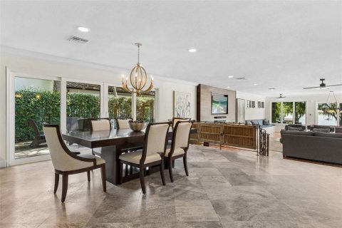 House in Windermere, Florida 6 bedrooms, 451.32 sq.m. № 2217081 - photo 17
