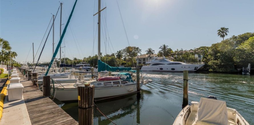 Кондоминиум с 1 спальней в Корал-Гейблс, Флорида № 1996928