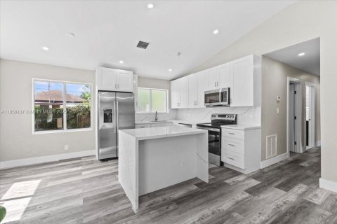 Villa ou maison à louer à South Miami, Floride: 4 chambres, 123.19 m2 № 1887154 - photo 8