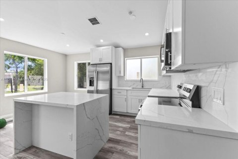 Villa ou maison à louer à South Miami, Floride: 4 chambres, 123.19 m2 № 1887154 - photo 7