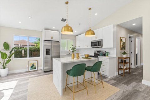 Villa ou maison à louer à South Miami, Floride: 4 chambres, 123.19 m2 № 1887154 - photo 1