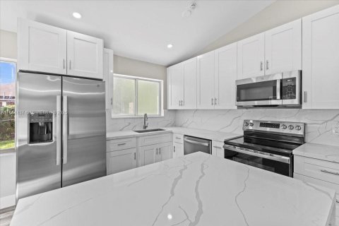 Villa ou maison à louer à South Miami, Floride: 4 chambres, 123.19 m2 № 1887154 - photo 6