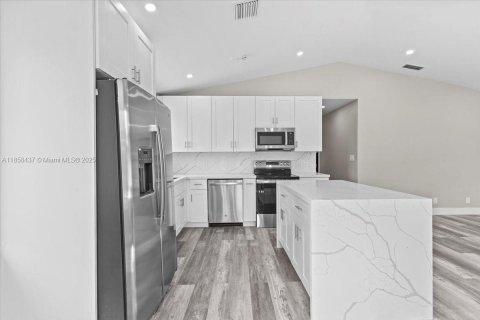 Villa ou maison à louer à South Miami, Floride: 4 chambres, 123.19 m2 № 1887154 - photo 4