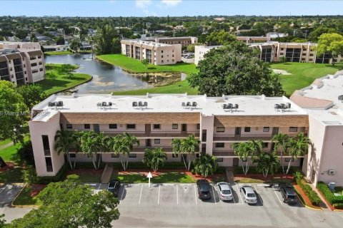 Condo in Sunrise, Florida, 2 bedrooms  № 1953452 - photo 1