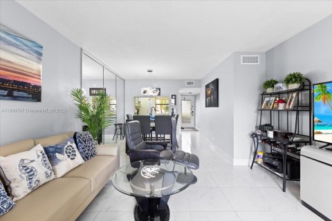 Condo in Sunrise, Florida, 2 bedrooms  № 1953452 - photo 10
