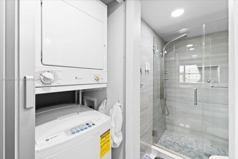 Condo in Sunrise, Florida, 2 bedrooms  № 1953452 - photo 16