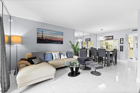Condo in Sunrise, Florida, 2 bedrooms  № 1953452 - photo 11