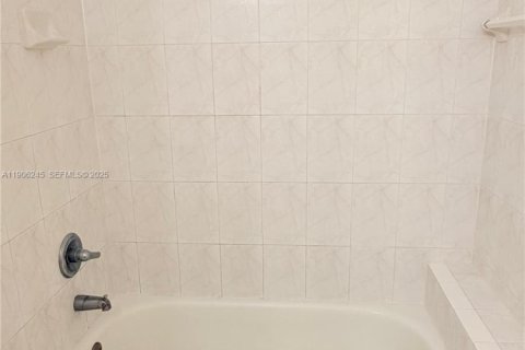 Снять в аренду кондоминиум в Майами, Флорида 2 спальни, 105.91м2, № 1956709 - фото 9