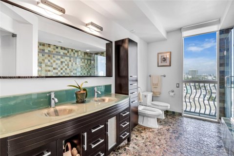 Condo in Miami Beach, Florida, 2 bedrooms  № 2078138 - photo 21
