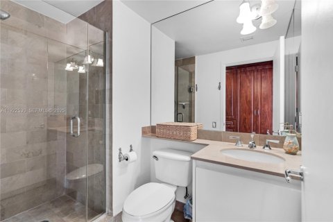 Condo in Miami Beach, Florida, 2 bedrooms  № 2078138 - photo 17