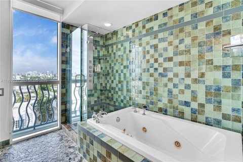 Condo in Miami Beach, Florida, 2 bedrooms  № 2078138 - photo 22