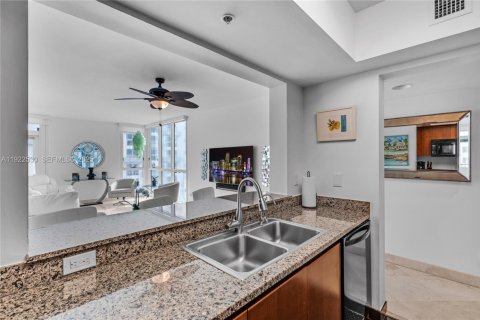 Condo in Miami Beach, Florida, 2 bedrooms  № 2078138 - photo 8