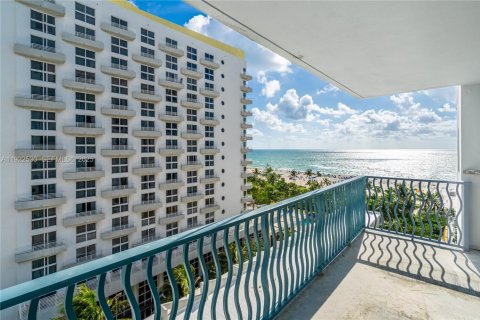Condo in Miami Beach, Florida, 2 bedrooms  № 2078138 - photo 13
