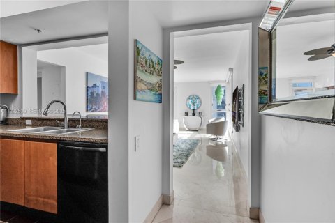 Condo in Miami Beach, Florida, 2 bedrooms  № 2078138 - photo 9
