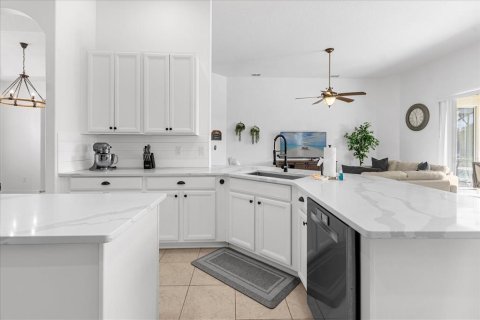 House in Davenport, Florida 5 bedrooms, 271.74 sq.m. № 2166437 - photo 9