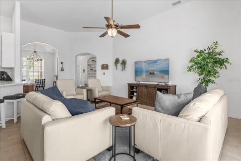 House in Davenport, Florida 5 bedrooms, 271.74 sq.m. № 2166437 - photo 10