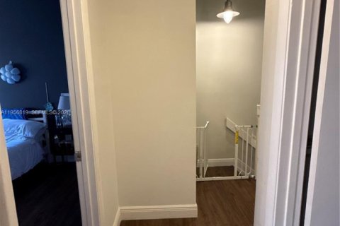 Casa en venta en Miami, Florida, 3 dormitorios, 152.17 m2 № 2011299 - foto 20