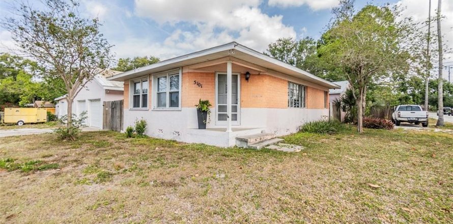 House in Gulfport, Florida 2 bedrooms, 88.35 sq.m. № 1666142