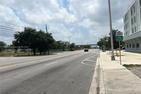 Propiedad comercial en venta en Miami, Florida № 2012930 - foto 10