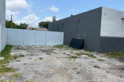 Propiedad comercial en venta en Miami, Florida № 2012930 - foto 8