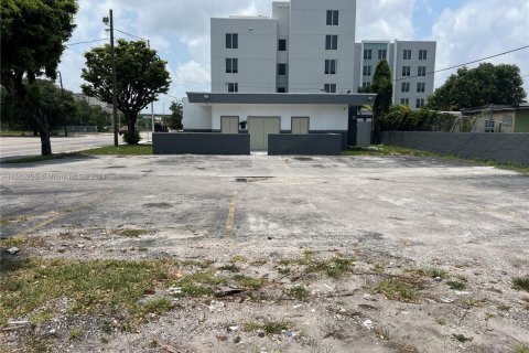 Propiedad comercial en venta en Miami, Florida № 2012930 - foto 2