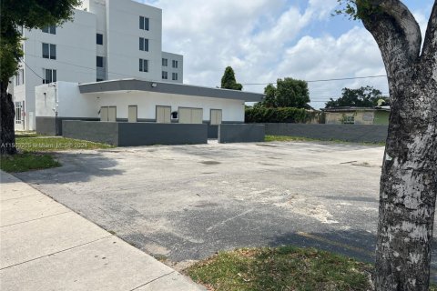 Propiedad comercial en venta en Miami, Florida № 2012930 - foto 6