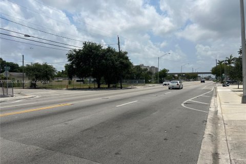 Propiedad comercial en venta en Miami, Florida № 2012930 - foto 11