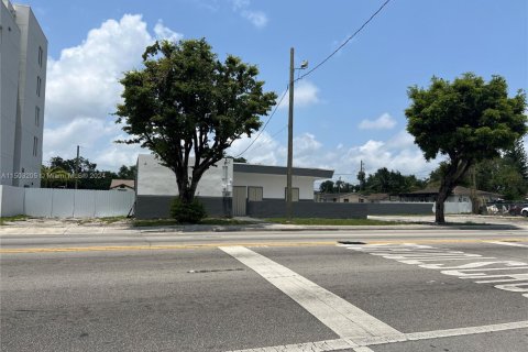 Propiedad comercial en venta en Miami, Florida № 2012930 - foto 12