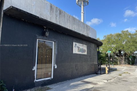 Commercial property in Miami, Florida № 1713017 - photo 10