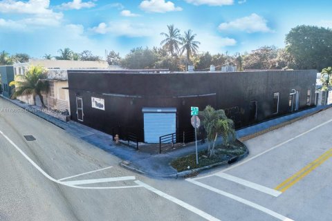 Commercial property in Miami, Florida № 1713017 - photo 1