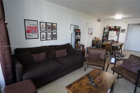 Condo in Hallandale Beach, Florida, 2 bedrooms  № 1890931 - photo 9