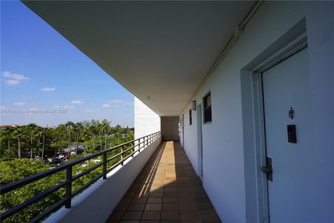 Condo in Hallandale Beach, Florida, 2 bedrooms  № 1890931 - photo 24