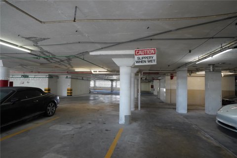 Condo in Hallandale Beach, Florida, 2 bedrooms  № 1890931 - photo 27
