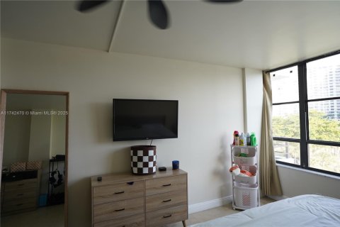 Condo in Hallandale Beach, Florida, 2 bedrooms  № 1890931 - photo 7