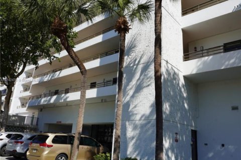 Condo in Hallandale Beach, Florida, 2 bedrooms  № 1890931 - photo 25