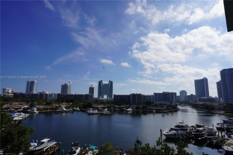 Condo in Hallandale Beach, Florida, 2 bedrooms  № 1890931 - photo 2