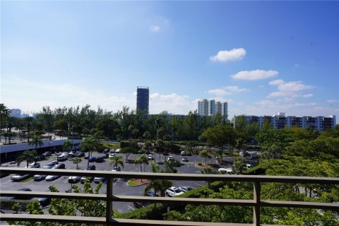 Condo in Hallandale Beach, Florida, 2 bedrooms  № 1890931 - photo 22