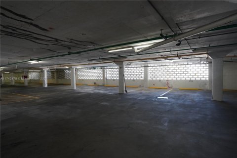 Condo in Hallandale Beach, Florida, 2 bedrooms  № 1890931 - photo 29