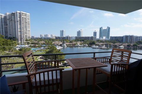 Condo in Hallandale Beach, Florida, 2 bedrooms  № 1890931 - photo 1