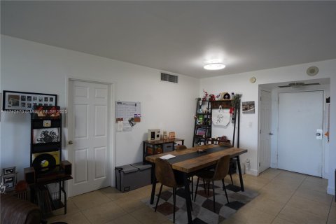 Condo in Hallandale Beach, Florida, 2 bedrooms  № 1890931 - photo 10