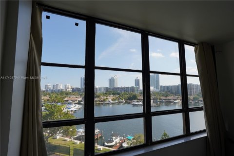 Condo in Hallandale Beach, Florida, 2 bedrooms  № 1890931 - photo 18