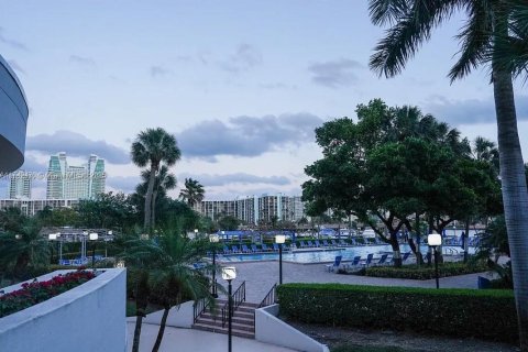 Condo in Hallandale Beach, Florida, 2 bedrooms  № 1890931 - photo 14