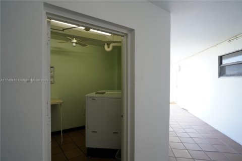 Condo in Hallandale Beach, Florida, 2 bedrooms  № 1890931 - photo 23